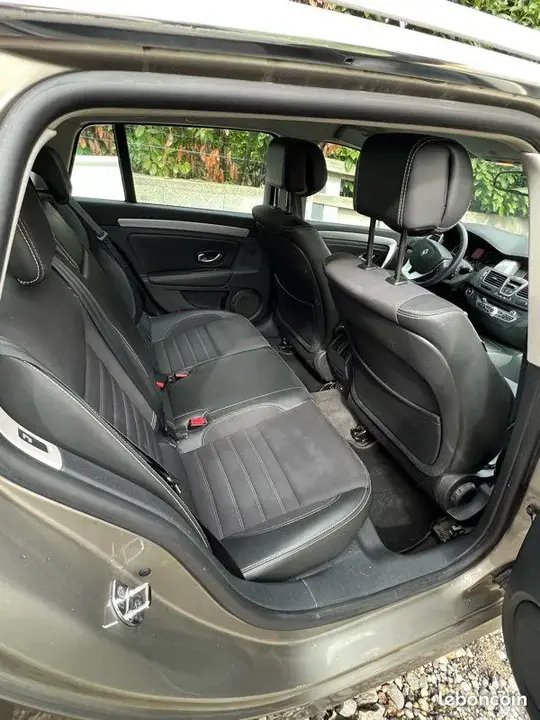 Renault Laguna 2011 photo 2