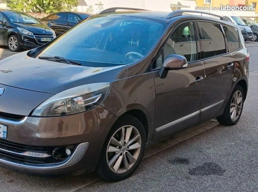 Renault Grand Scenic 2010 photo 2