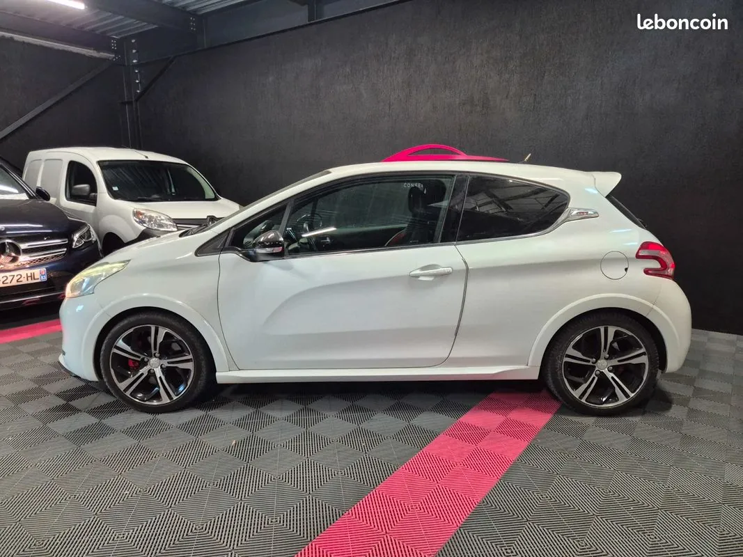Peugeot 208 2014 photo 2