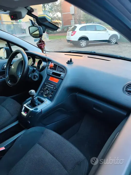 Peugeot 5008 2010 photo 2