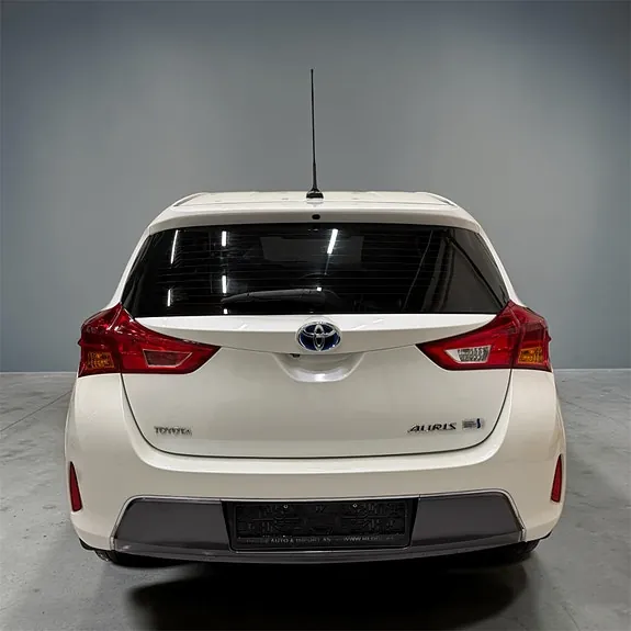 Toyota Auris 2013 photo 2