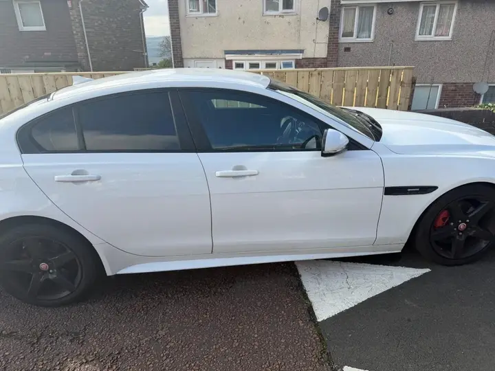 Jaguar Xe 2016 photo 3
