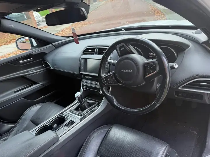 Jaguar Xe 2016 photo 5