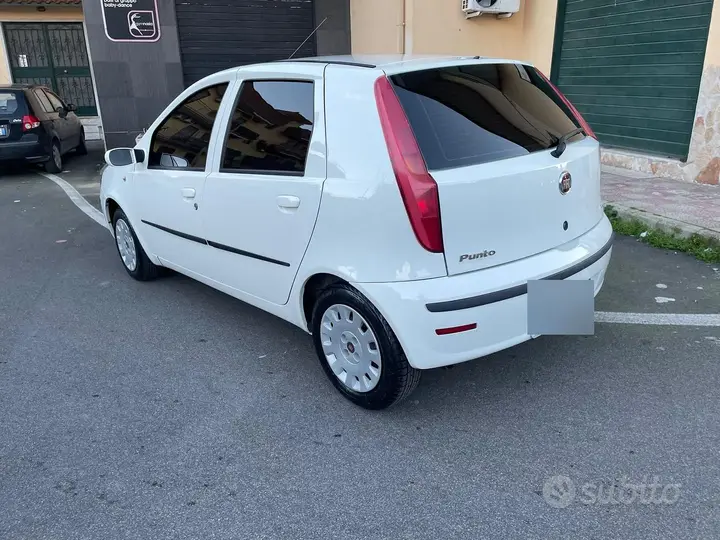 Fiat Punto 2009 photo 2