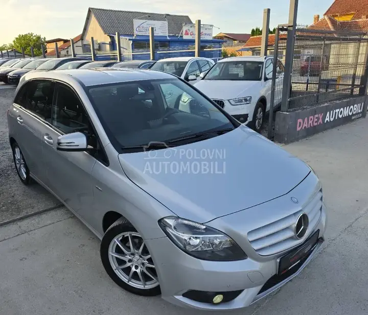 Mercedes-Benz B 180 2012 photo 2