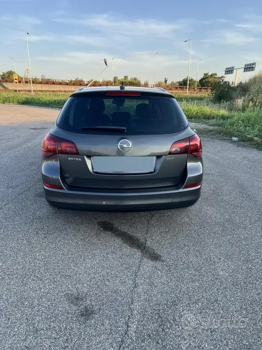 Opel Astra 2011 photo 2