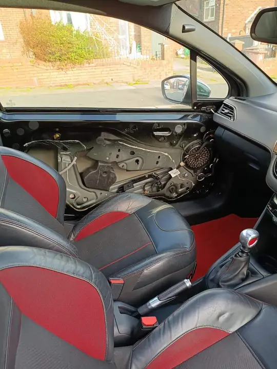 Peugeot 208 2016 photo 3
