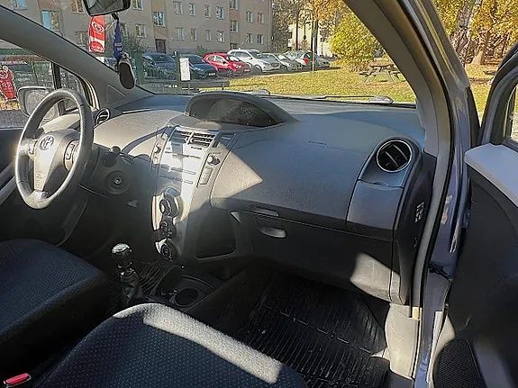 Toyota Yaris 2010 photo 3