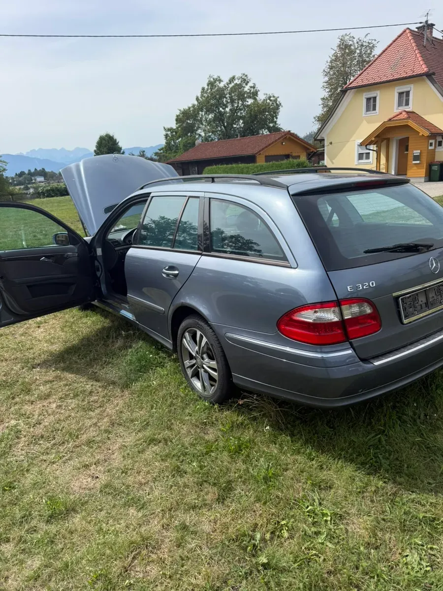 Mercedes-Benz E-Class 2003 photo 3