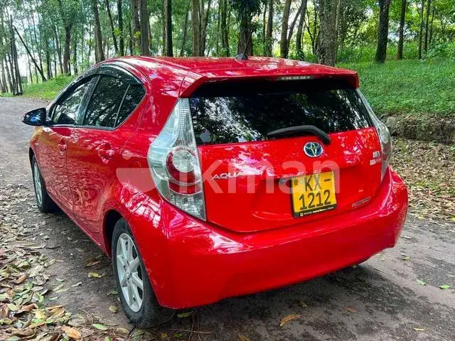 Toyota Aqua 2012 photo 2