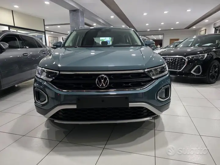 Volkswagen T-Roc 2023 photo 2