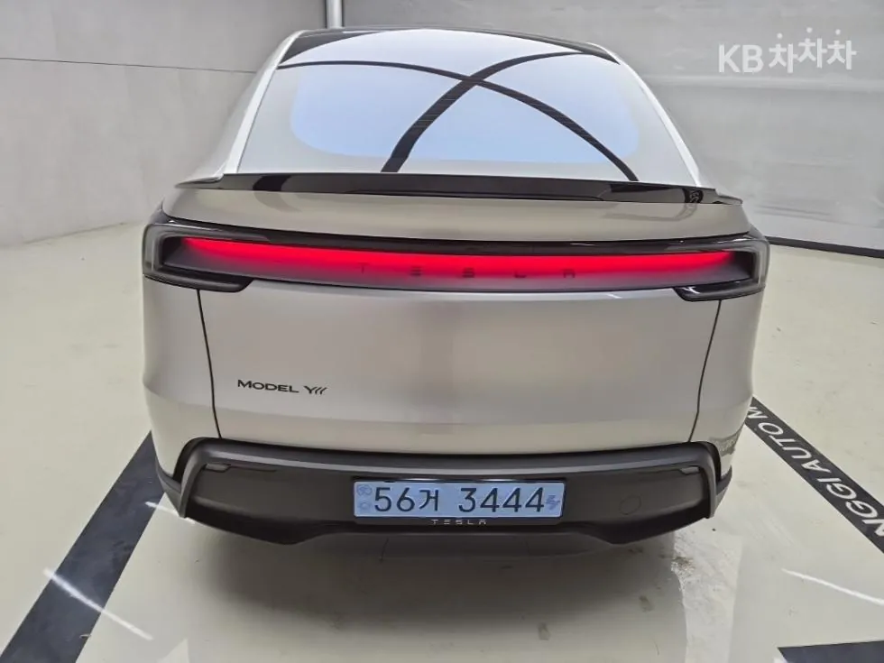 Tesla Model Y 2026 photo 3