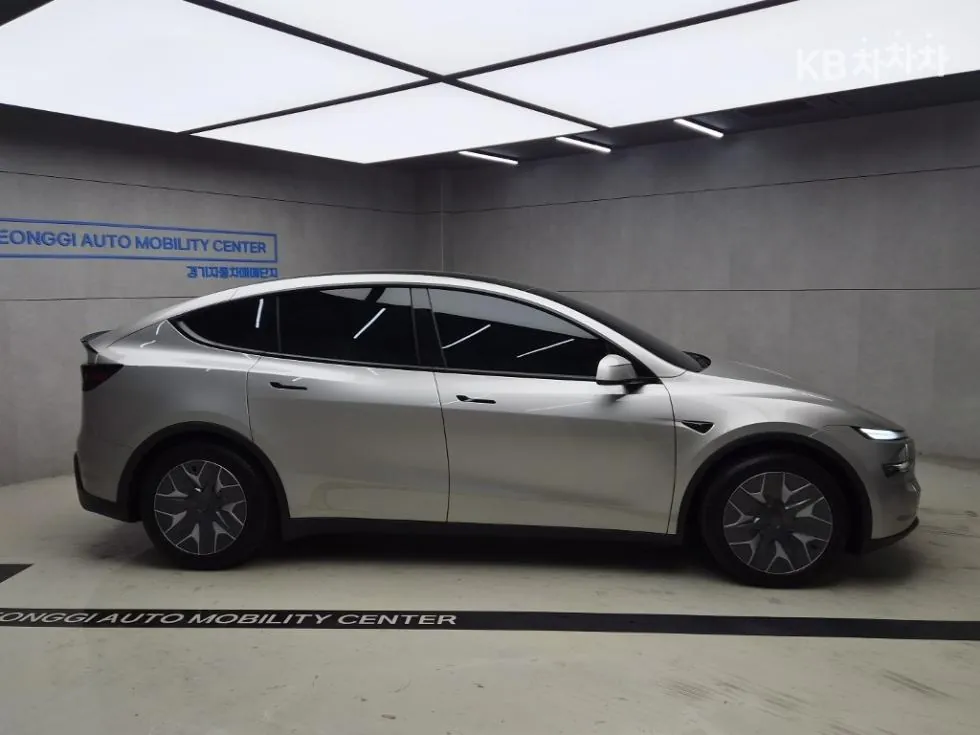 Tesla Model Y 2026 photo 2