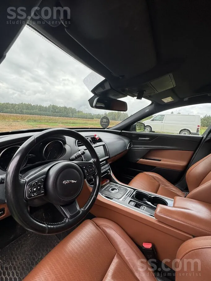 Jaguar Xe 2016 photo 4