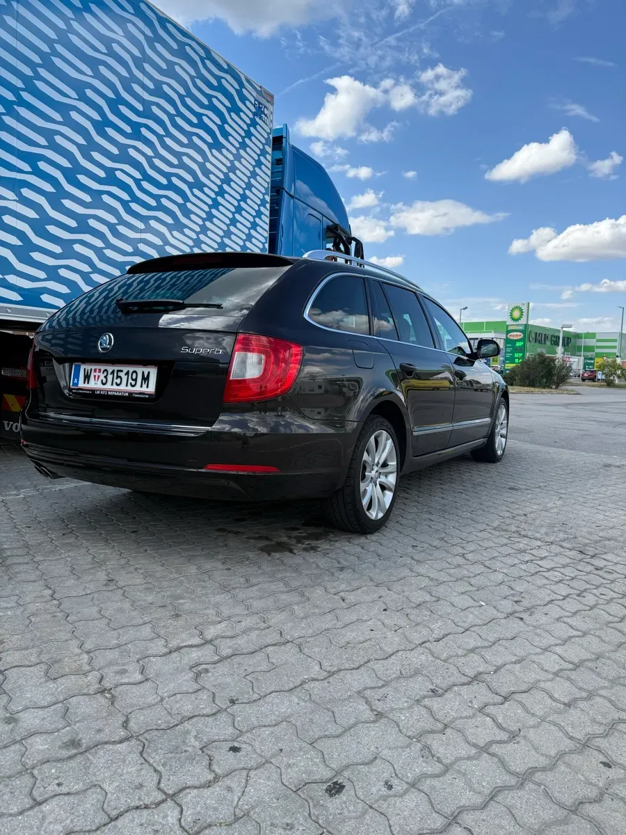Skoda Superb 2012 photo 3