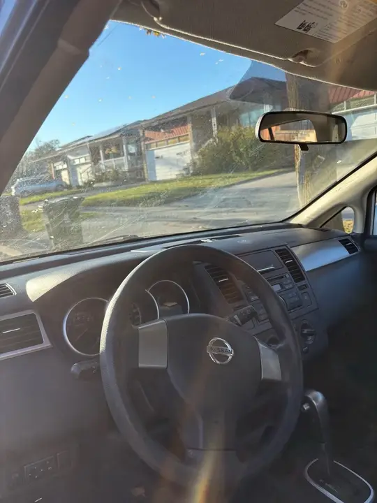 Nissan Versa 2010 photo 5