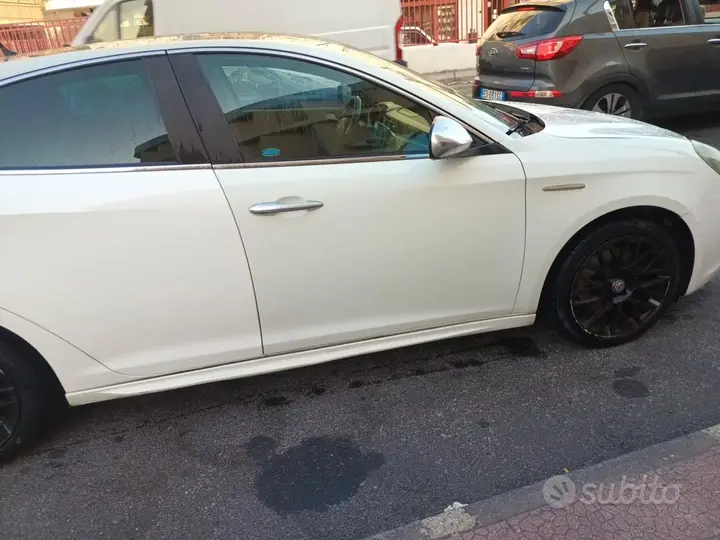 Alfa Romeo Giulietta 2011 photo 2