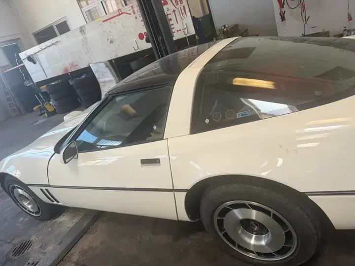 Chevrolet Corvette 1985 photo 3
