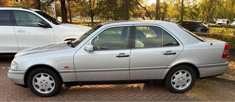 Mercedes-Benz C220