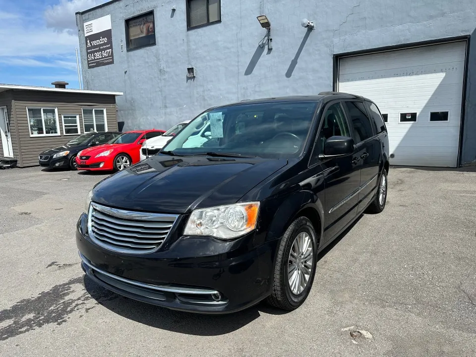 Chrysler Town & Country 2016 photo 2