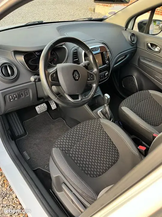 Renault Captur 2018 photo 2