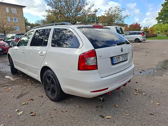 Skoda Octavia 2011 photo 3