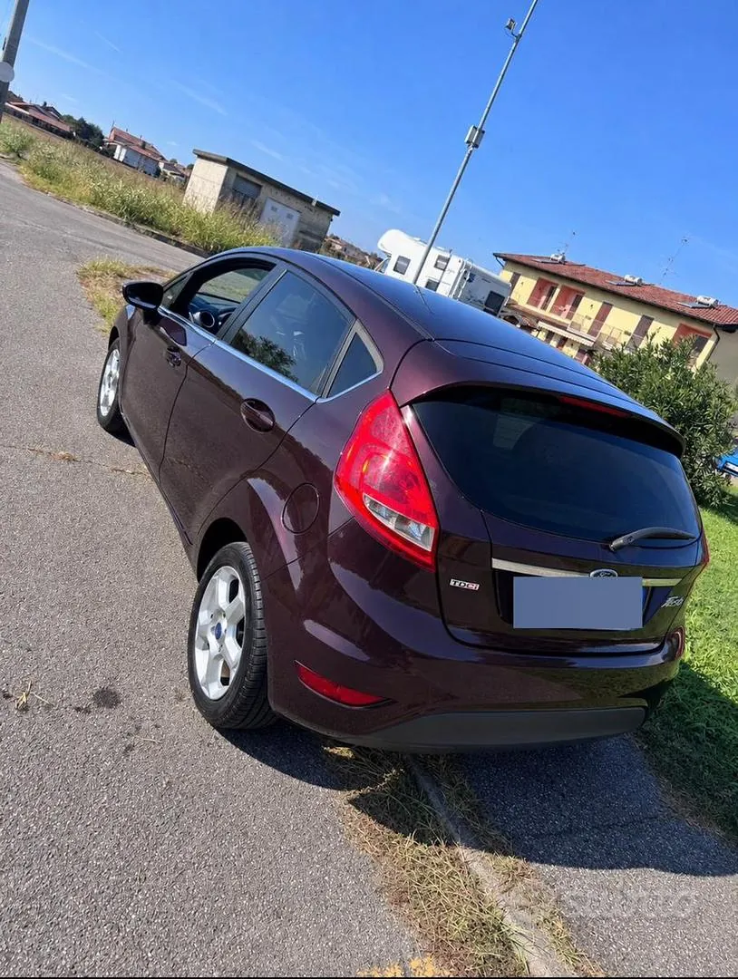 Ford Fiesta 2011 photo 2