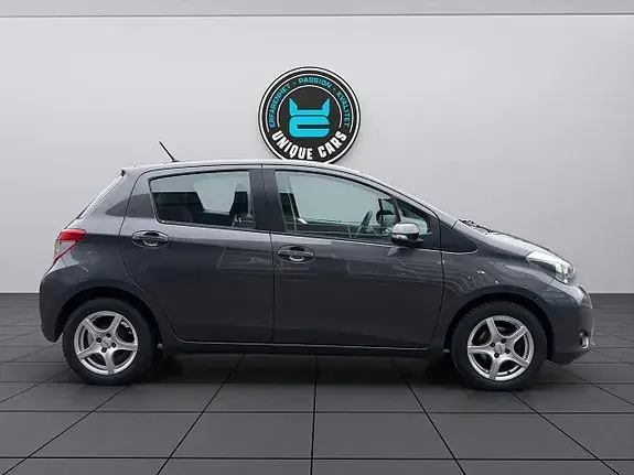 Toyota Yaris 2011 photo 2