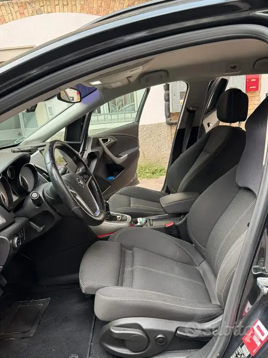 Opel Astra J 2018 photo 3