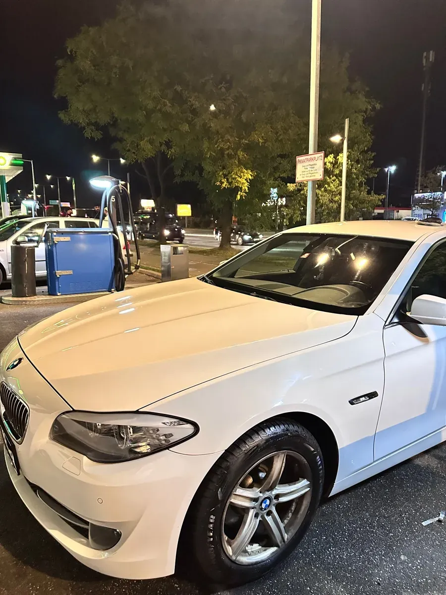 BMW 5 Series 2010 photo 2