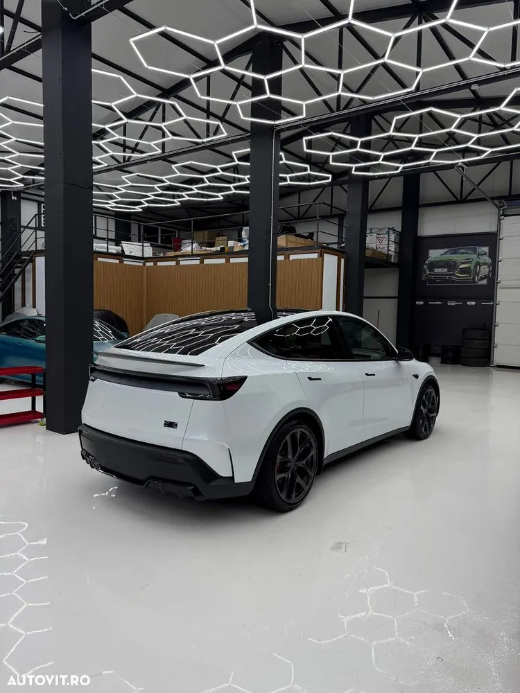 Tesla Model Y 2026 photo 5