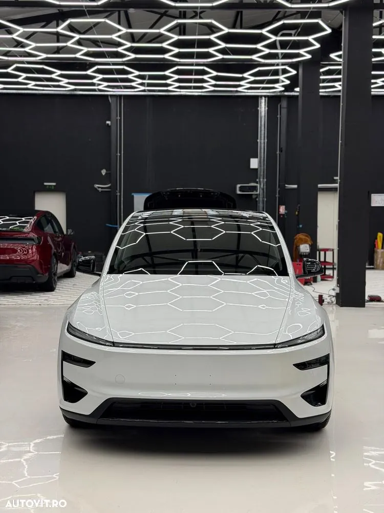 Tesla Model Y 2026 photo 4