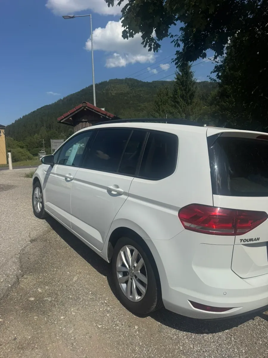 Volkswagen Touran 2017 photo 2