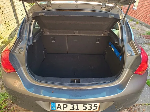 Opel Astra 2010 photo 5