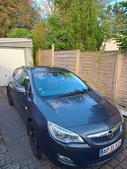 Opel Astra 2010 photo 2