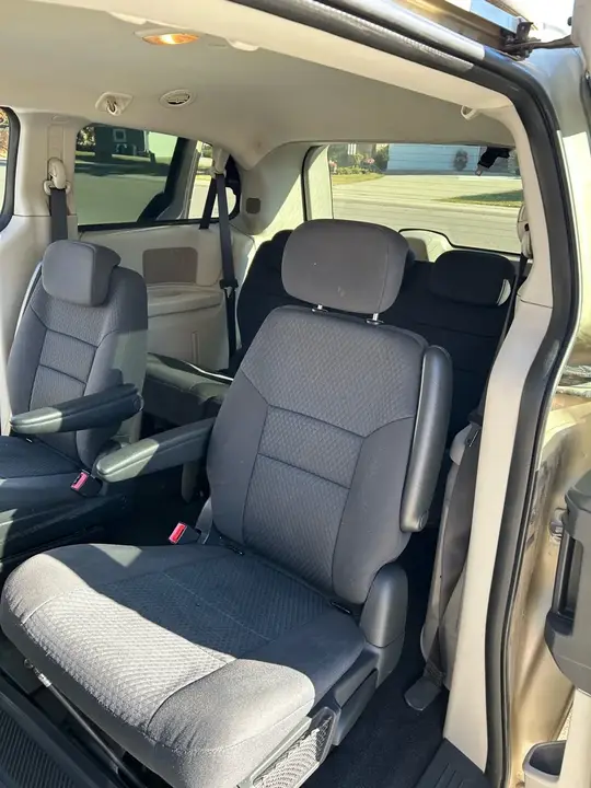 Dodge Grand Caravan 2010 photo 3