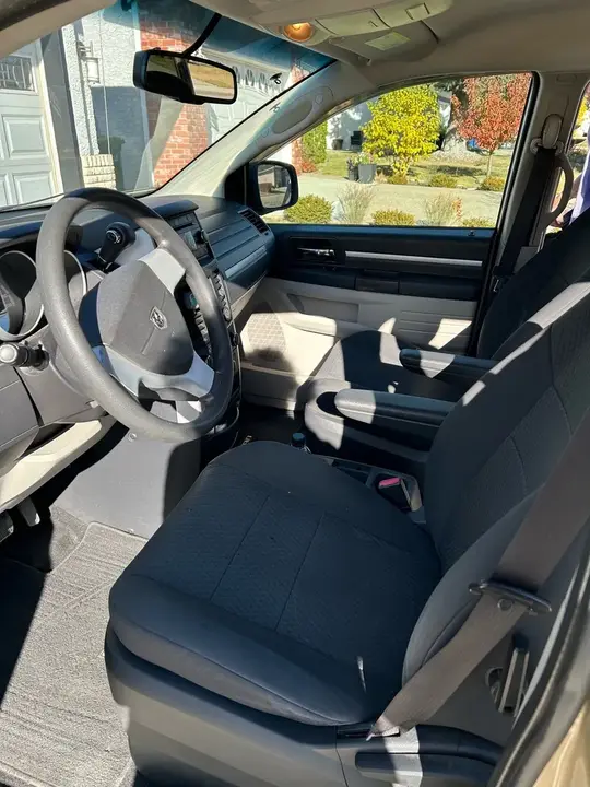 Dodge Grand Caravan 2010 photo 2