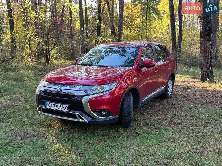 Mitsubishi Outlander 2022 photo 2