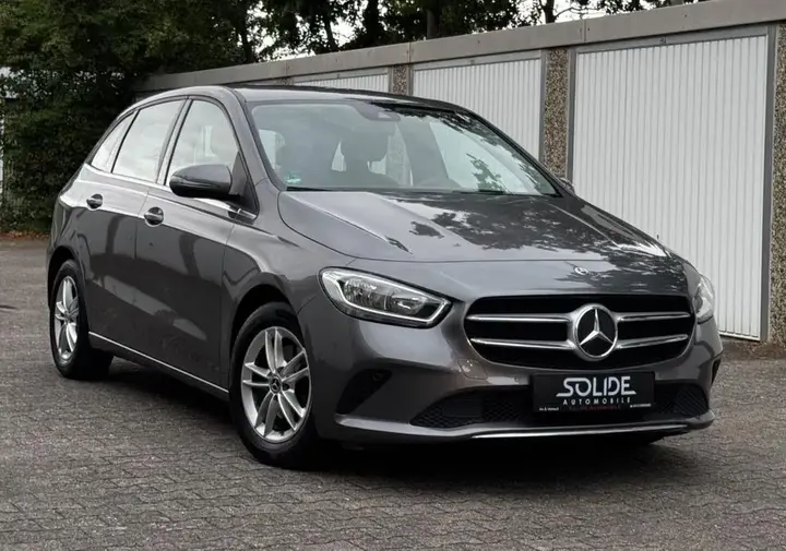 Mercedes-Benz B 180