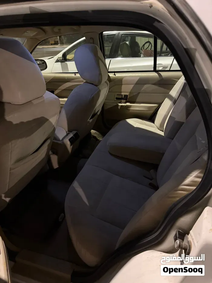 Ford Crown Victoria 2011 photo 2