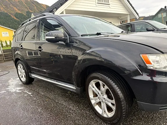 Mitsubishi Outlander 2011 photo 2
