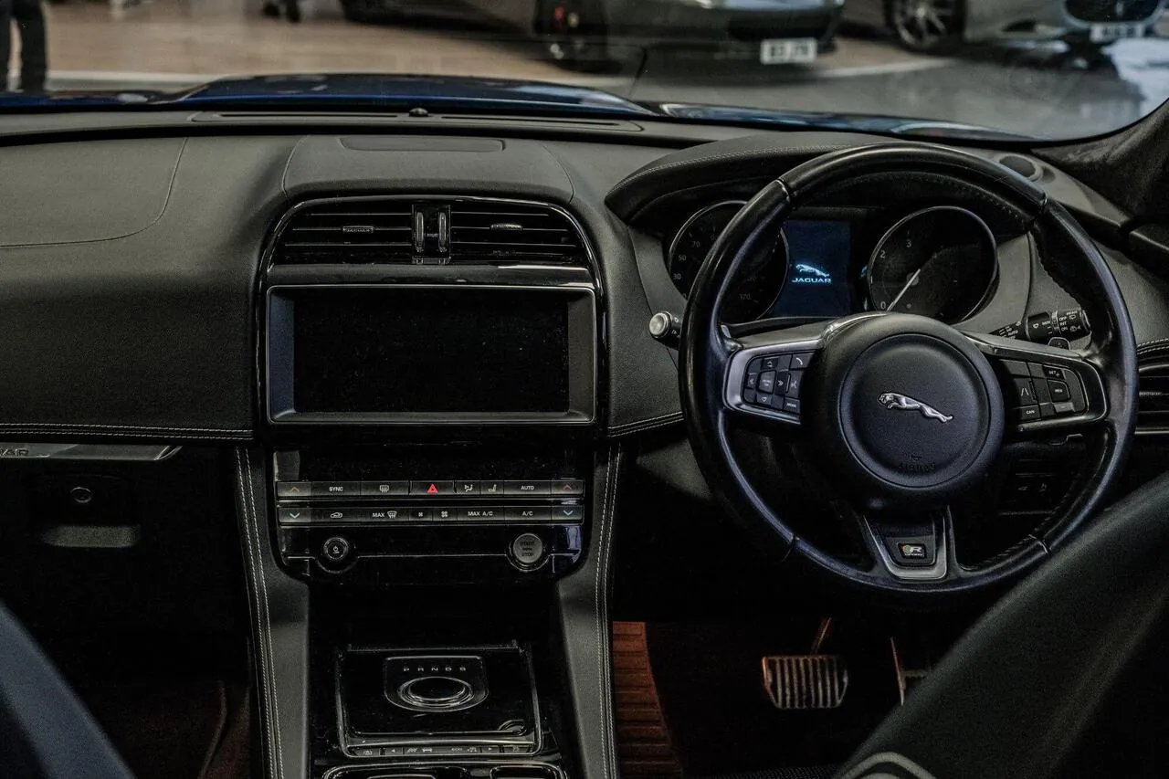Jaguar F-Pace 2019 photo 2