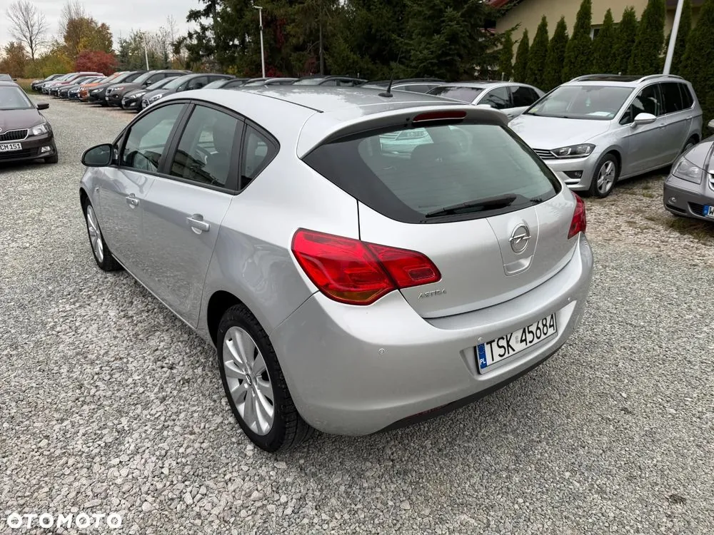 Opel Astra 2010 photo 4