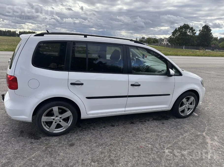 Volkswagen Touran 2011 photo 2