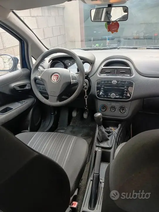Fiat Punto 2011 photo 2