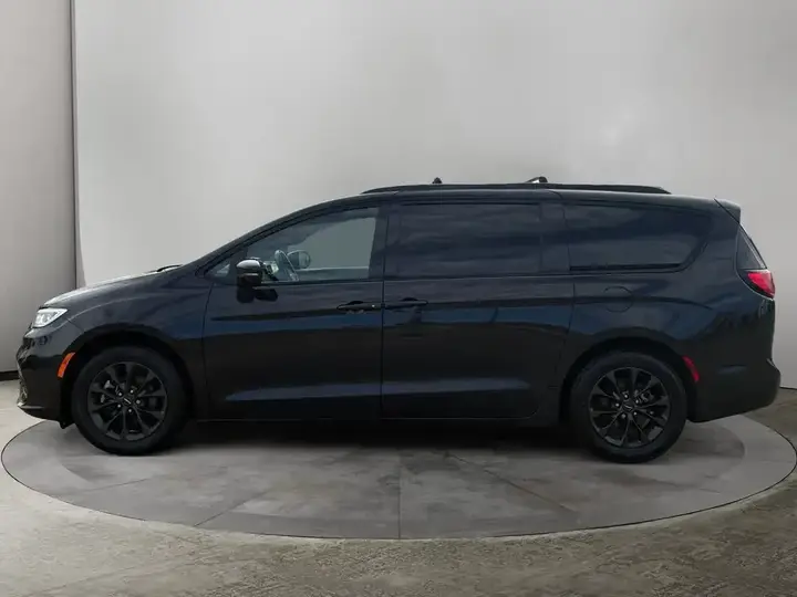 Chrysler Pacifica 2021 photo 2