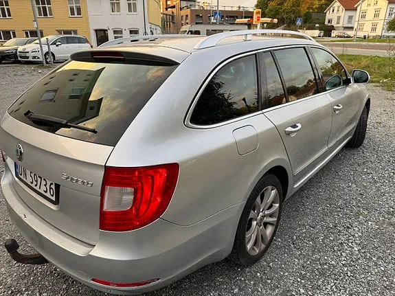 Skoda Superb 2011 photo 4