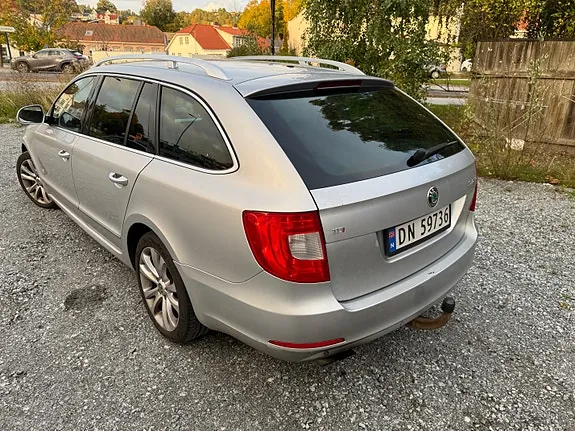 Skoda Superb 2011 photo 3