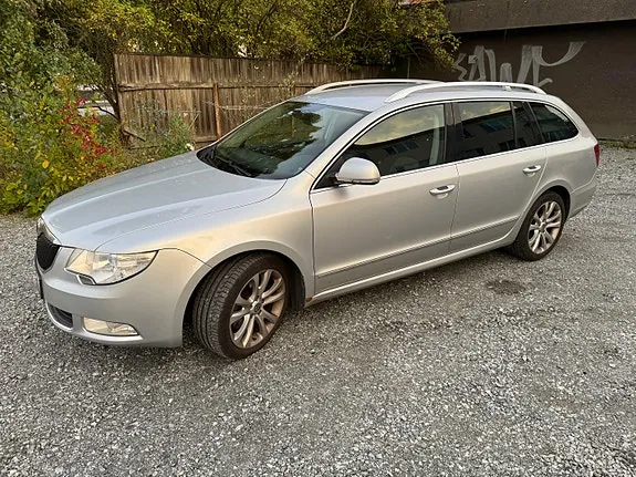 Skoda Superb 2011 photo 2