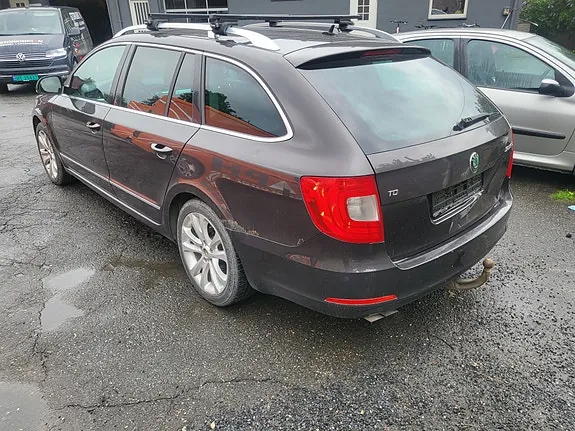 Skoda Superb 2011 photo 3
